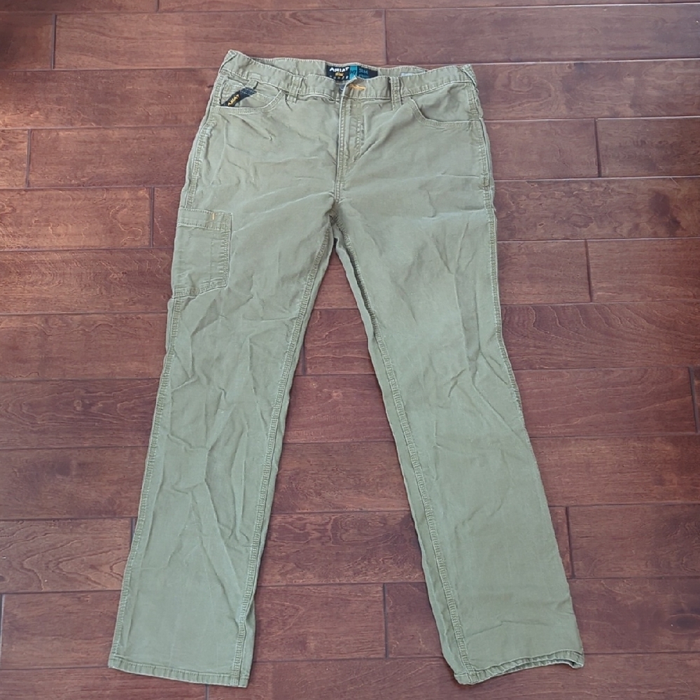 Green Cargo Pants with Relaxed Fit and Cotton Texture
